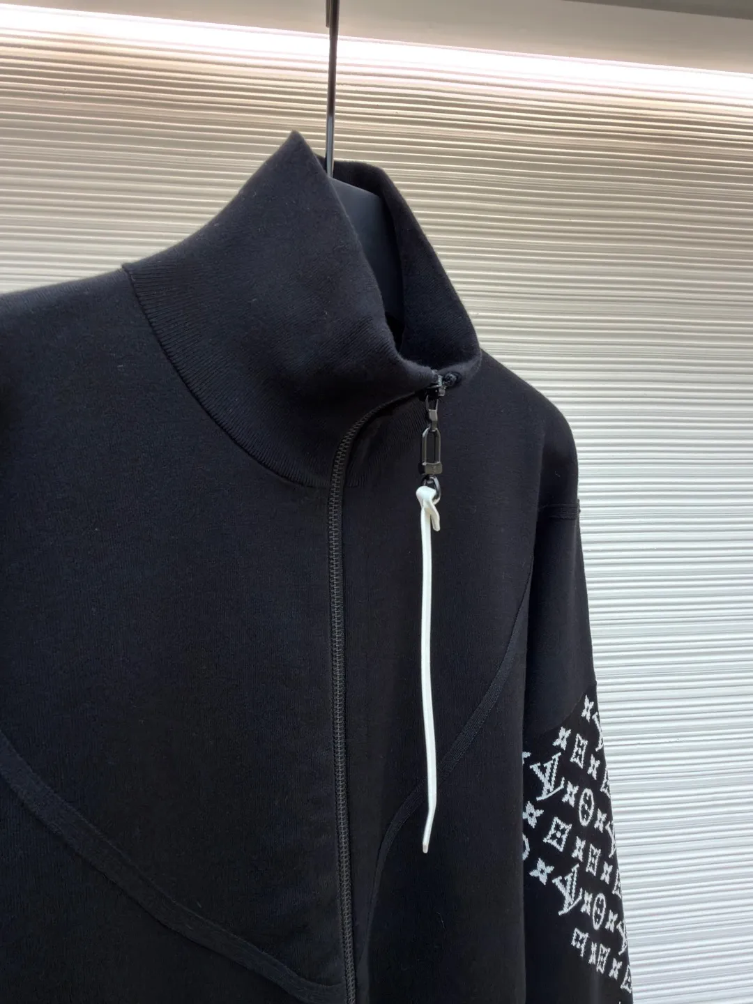 LOUIS VUITTON Monogram element knitted zipper jacket ●Original version: 33000 purchased and developed ●Item number: 1681591-C80 ●Fabric: cotton fabric ●Technology: knitted ●Color: black ●Version: Fitted version ●Weight: about 605 grams ●Size: S-M-L-XL ●Description: This black jacket is made of high-density cotton blended fabric, which feels thick and crisp, and is both soft and wear-resistant. The stand-up collar design and metal zipper are both warm and neat. The classic presbyopia pattern on the sleeves uses fine jacquard technology, and the pattern is three-dimensional and clear, highlighting brand recognition. The body is designed for a loose fit and has a smooth cut for comfort and freedom of movement. There are large pockets on both sides of the front placket, taking into account both practicality and decoration. The inside of the collar and cuffs are double-line reinforced to enhance durability. The brand logo on the chest uses precision embossing technology, and the surface is multi-layered to give it a uniform luster, which contrasts sharply with the black fabric. The inside is neatly hemmed with no excess threads, reflecting the exquisite sewing craftsmanship. The overall design is simple and elegant, with exquisite details. From fabric selection to hardware accessories, every aspect reflects the pursuit of quality. It is an ideal choice for daily wear and outdoor travel. The overall wiring is straight and delicate, the fabric is comfortable and soft, and the color is consistent without color difference. It can be matched with the same style to create a fashionable look and control various occasions. Customized accessories, complete with three standards, same style for men and women!